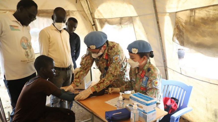 Vietnamese blue-beret doctors support South Sudan people amid flooding